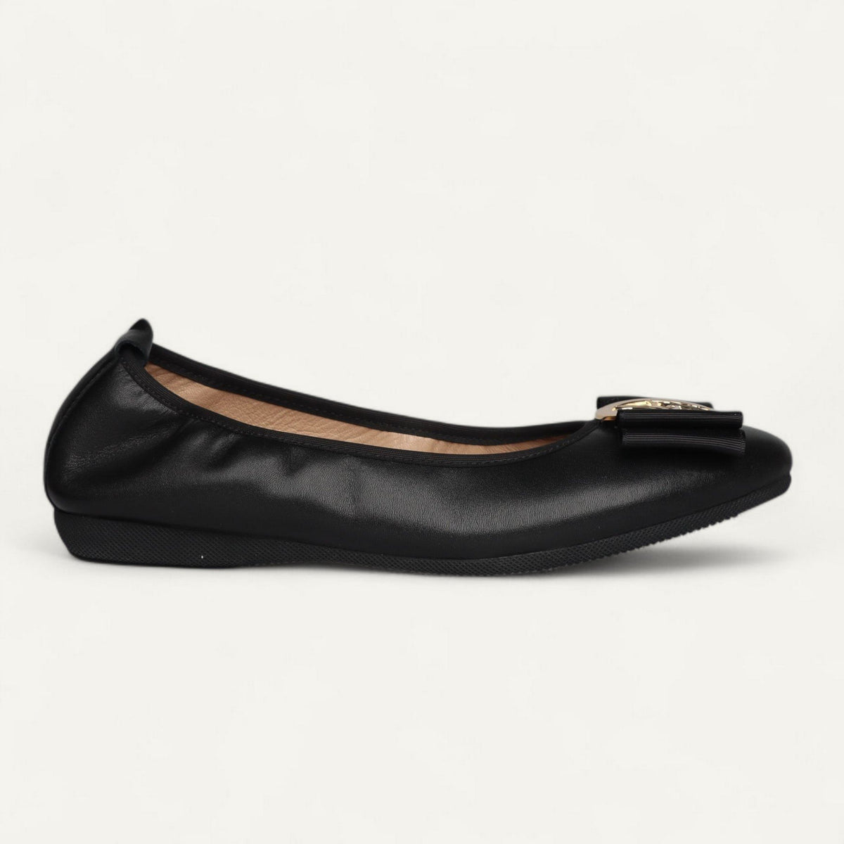 Ballerinas Schwarz, Nappaleder, EU 37 – Seitenansicht mit Schuhspitze rechts