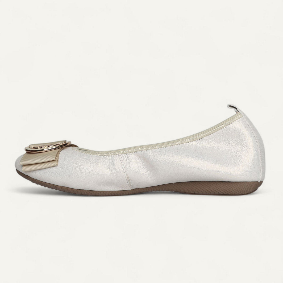 Ballerinas Silber, Metallicleder, EU 38 – Seitenansicht mit Schuhspitze links