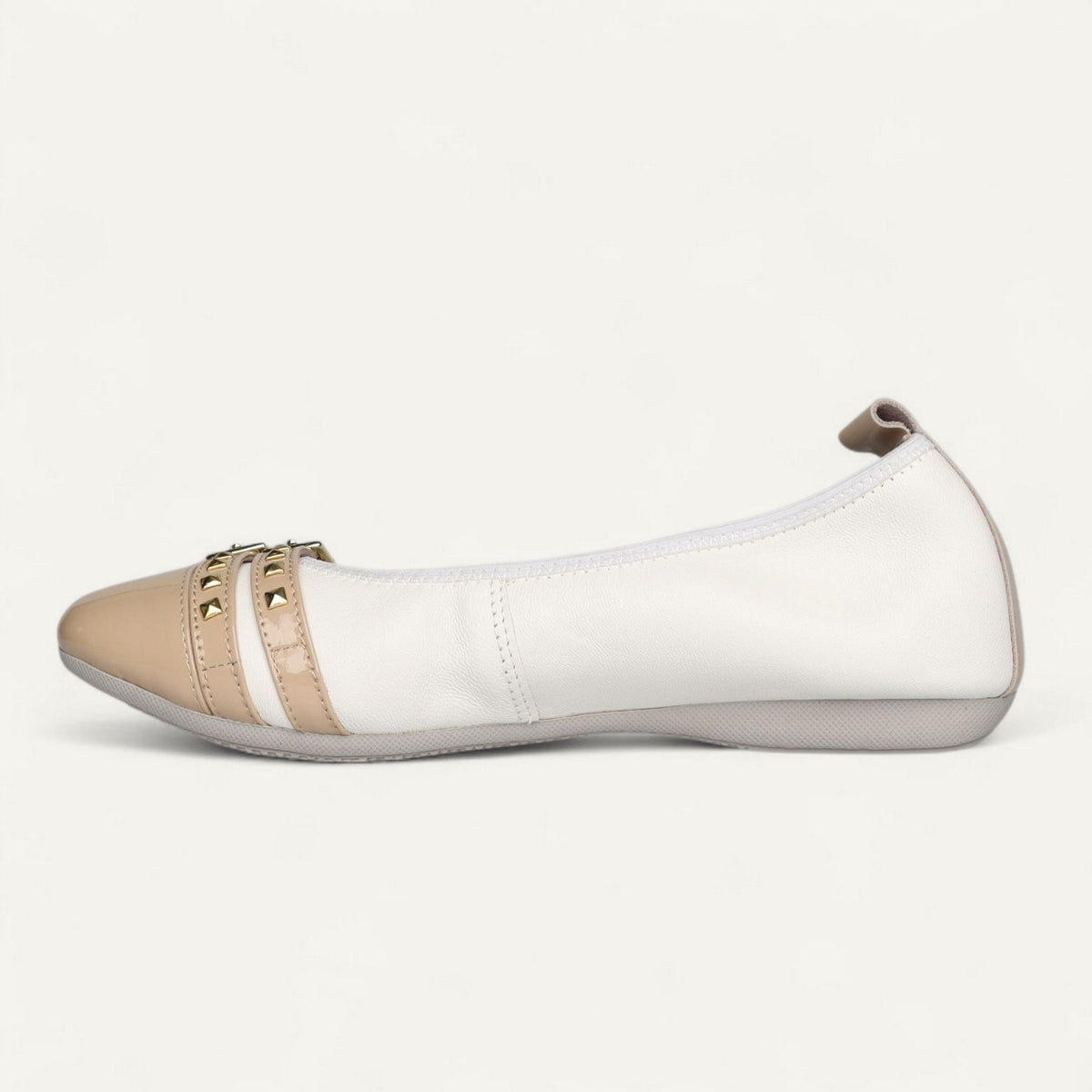 ballerines blanc / beige, cuir nappa / cuir verni, EU 36 – vue de profil, bout vers la gauche
