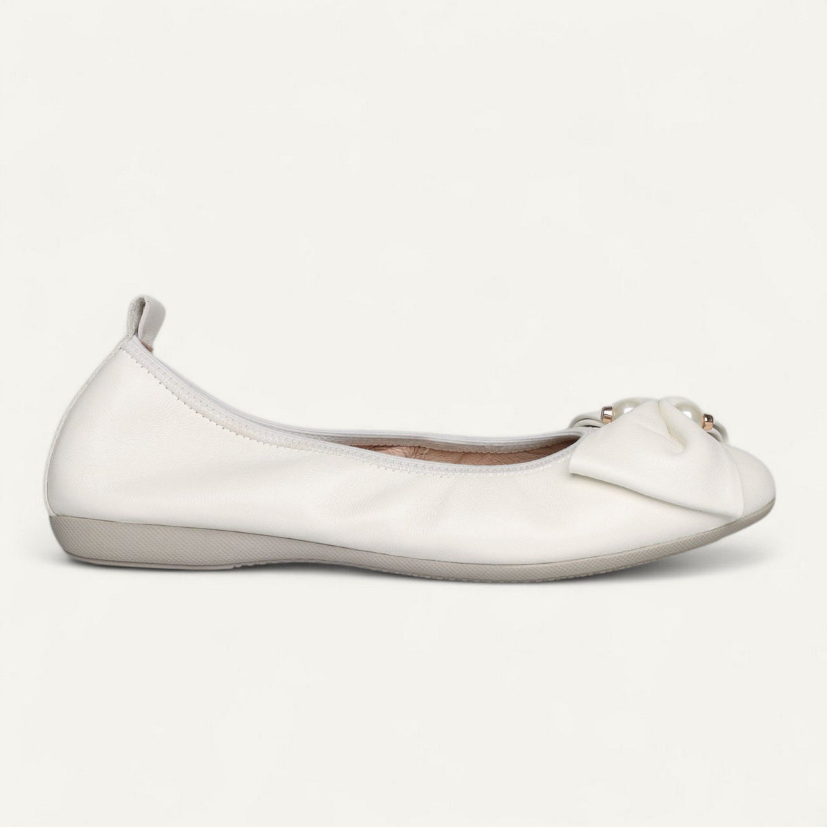 Ballerinas Weiß, Nappaleder, EU 35 – Seitenansicht mit Schuhspitze rechts