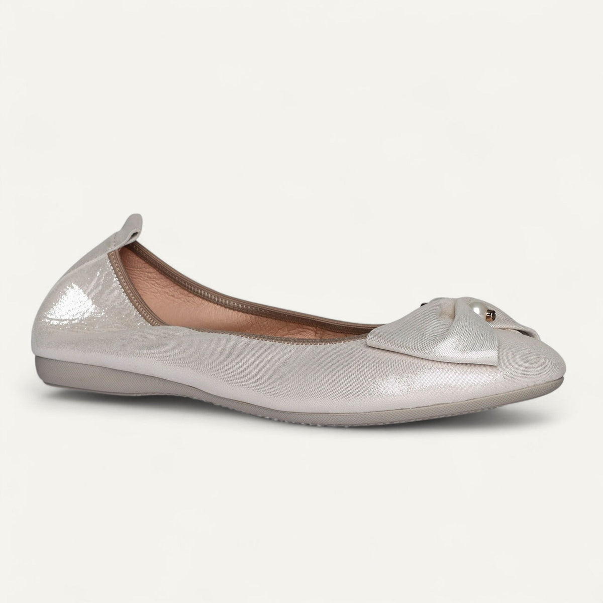Ballerinas aus Nappaleder in Silber mit Perlendetail – Größe 41 – Schrägansicht links