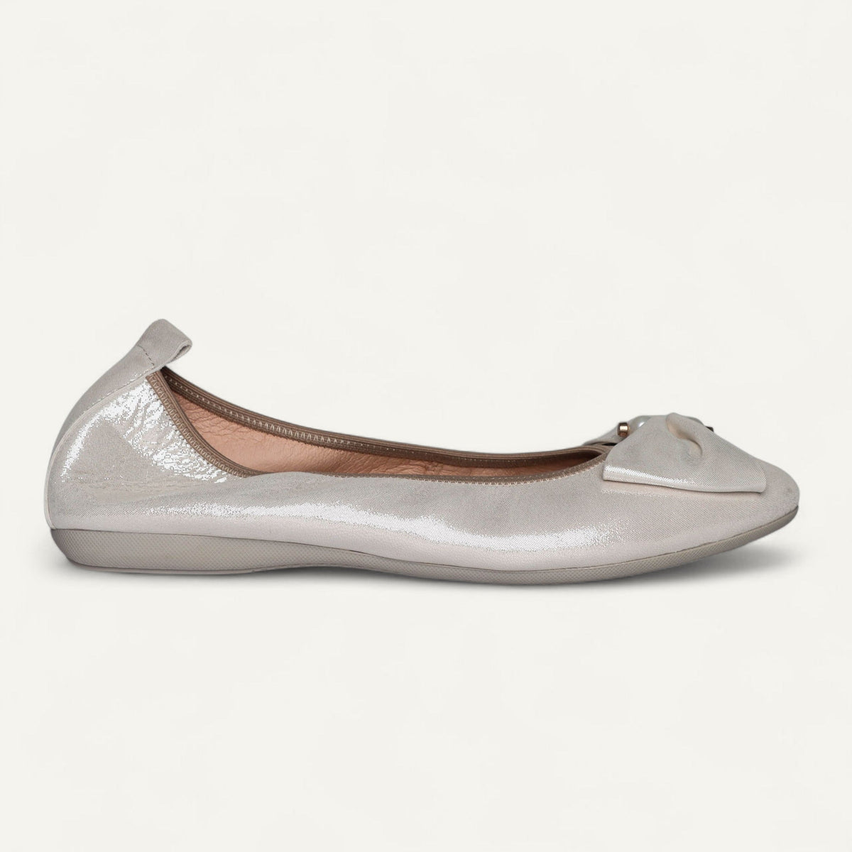 Ballerinas aus Nappaleder in Silber mit Perlendetail – Größe 41 – Seitenansicht links